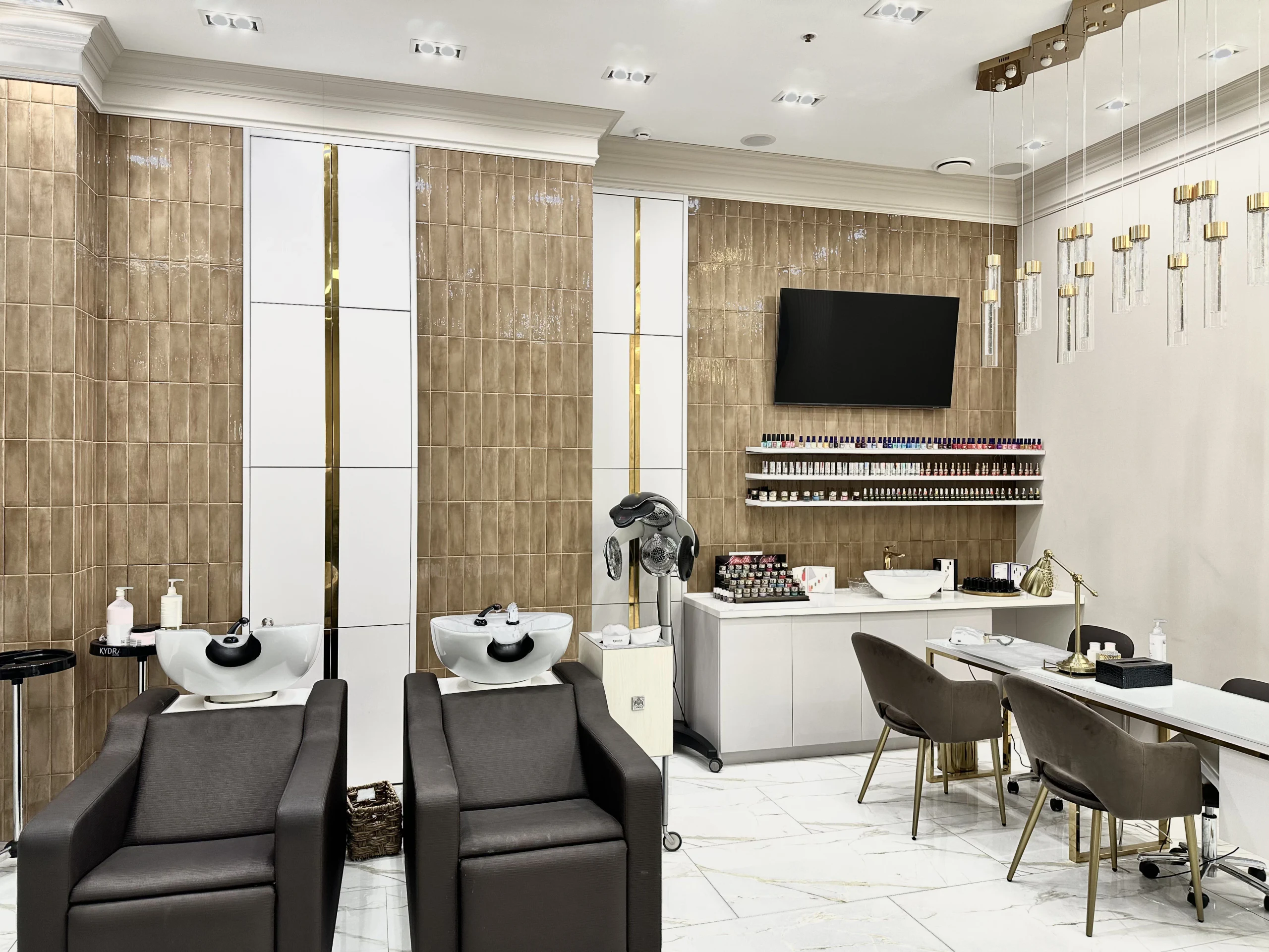 Зона мойки волос с креслами и витриной косметики