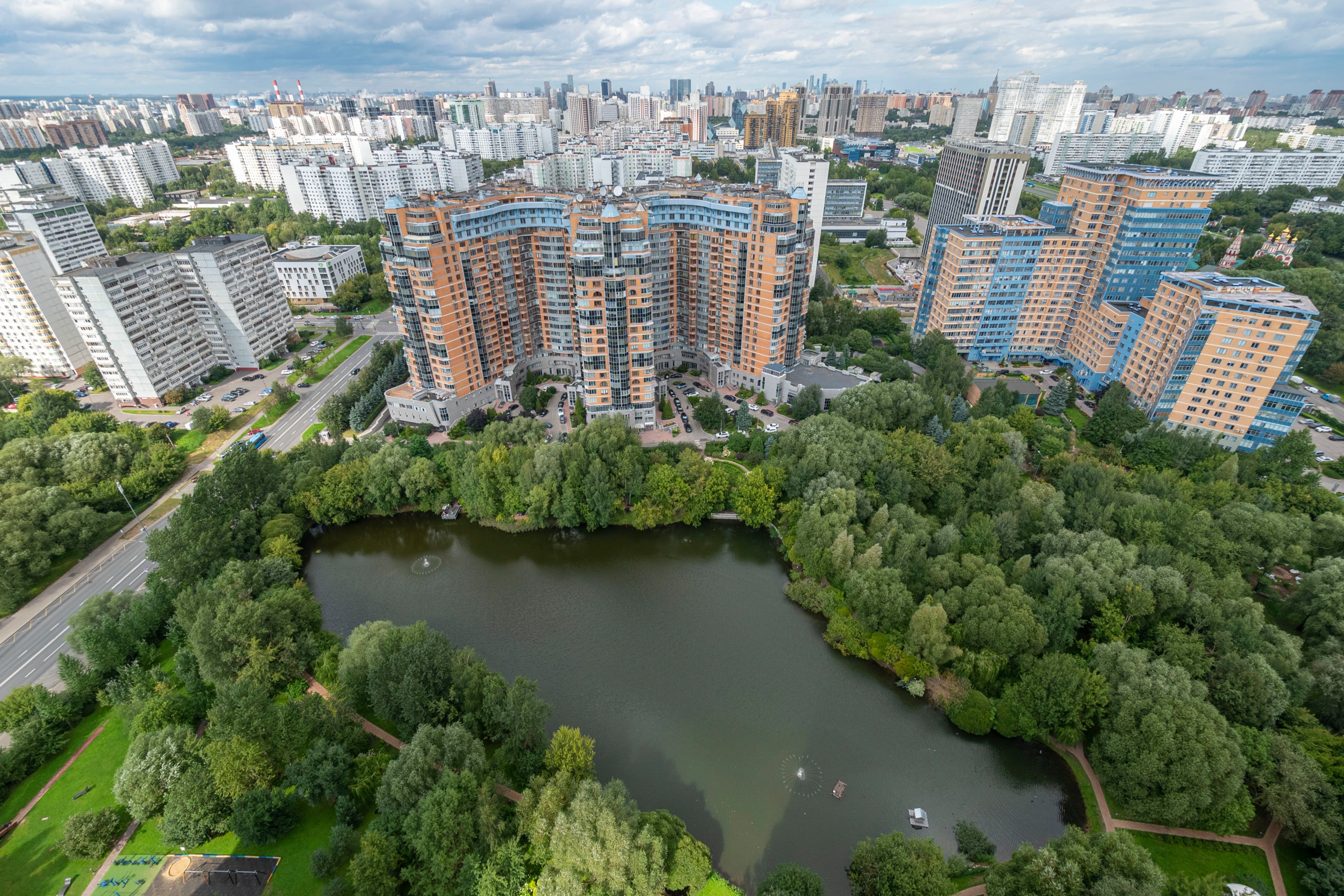 Вид из окна квартиры: озеро, лесопарк и кварталы юго-запада Москвы